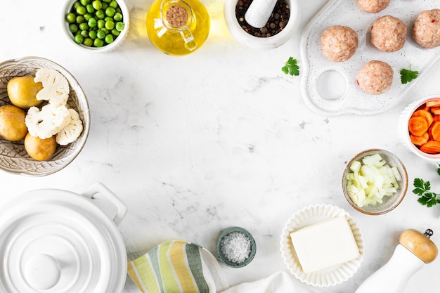 Stôl s taniermi a prísadami